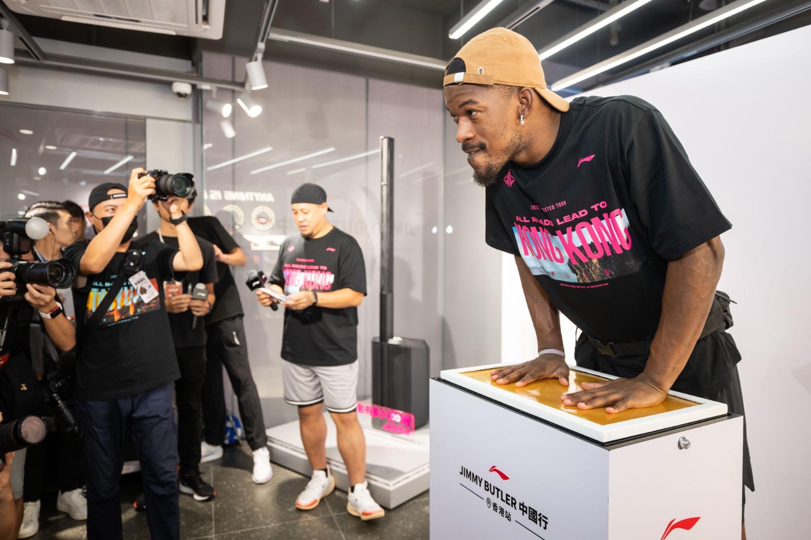 畢拿Jimmy Butler現身廣東道旗艦店。(公關提供)