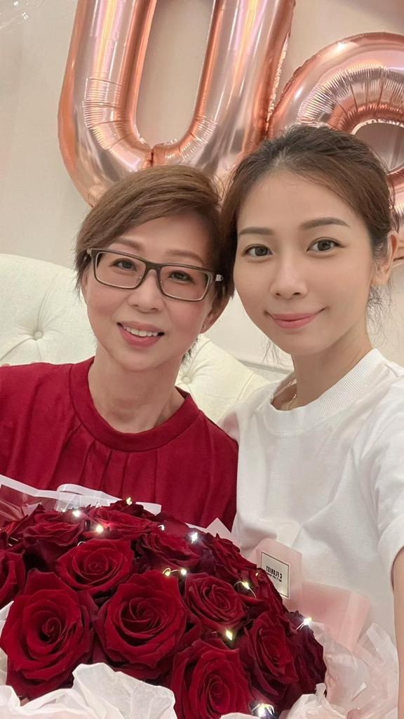 不少網民讚楊媽媽凍齡有術,與Vivien如同兩姊妹。