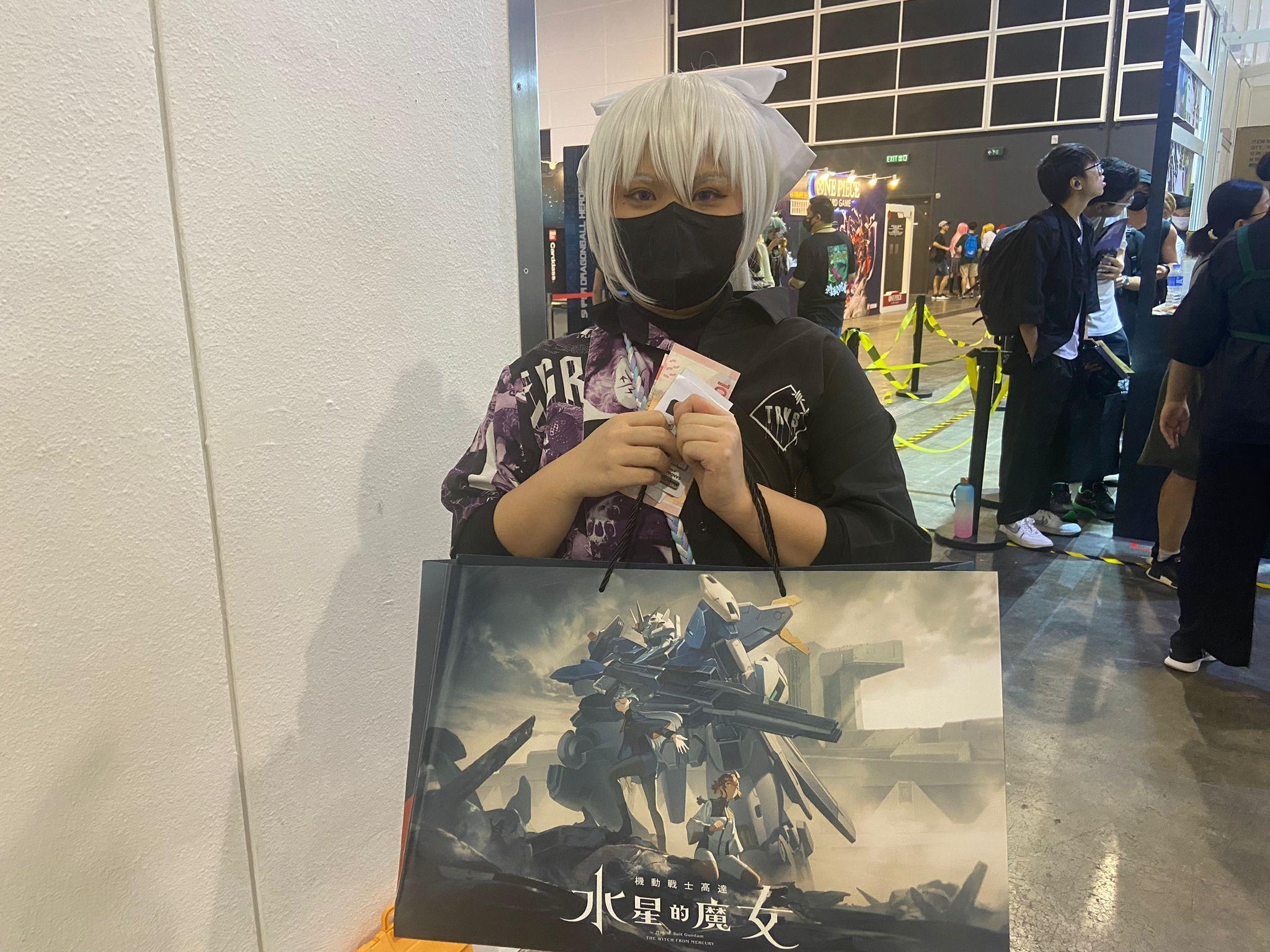 李小姐以「頭籌」入場,購買心頭好「水星的魔女」福袋。 (曾港深攝)