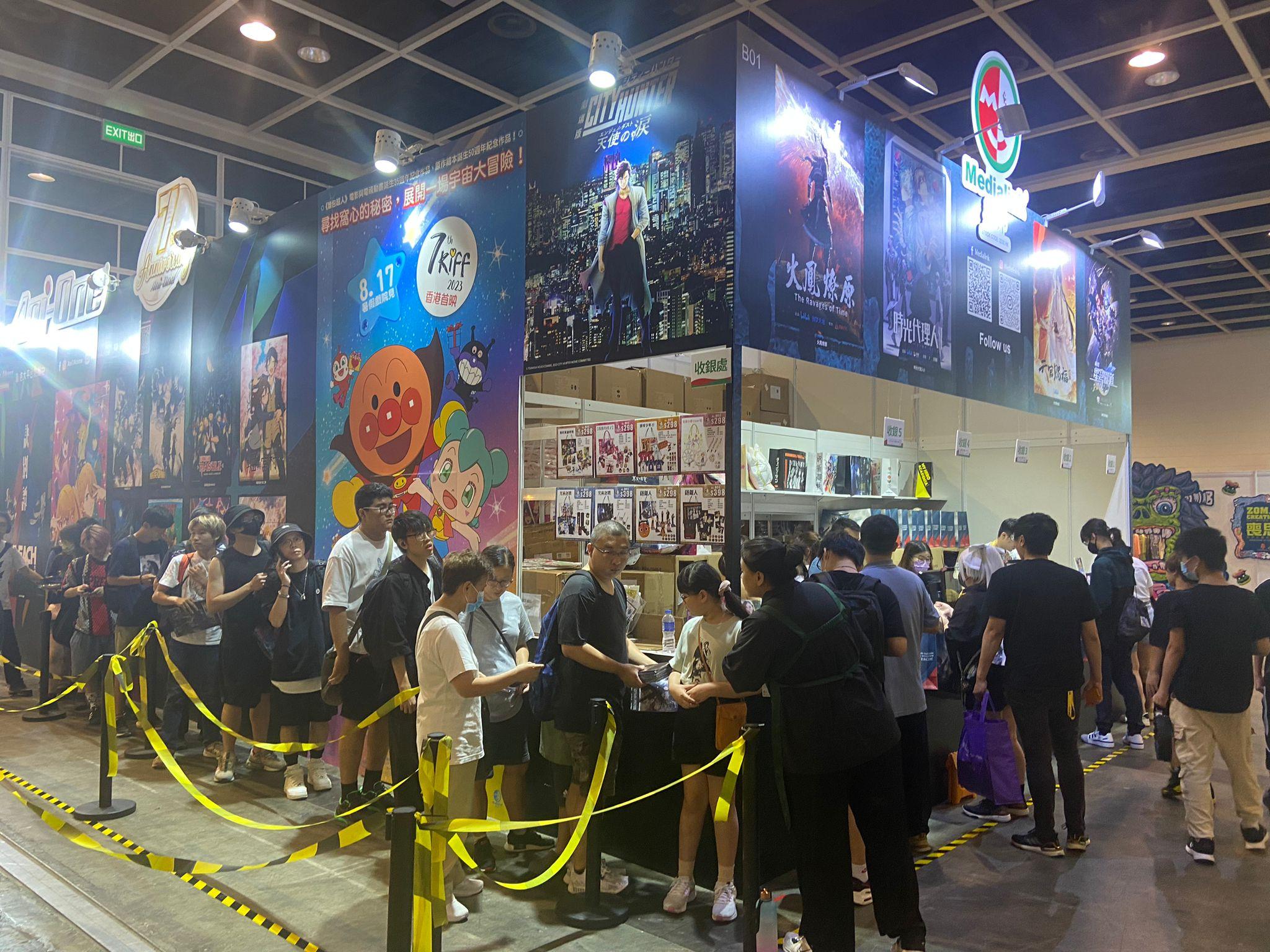 展內人來人往,到處可見盛裝打扮的Cosplayer,吸引不少動漫迷到場拍照 (曾港深攝)