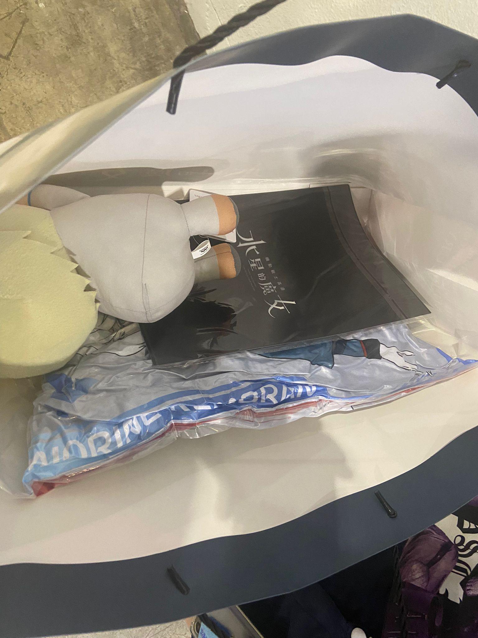 李小姐以「頭籌」入場,購買心頭好「水星的魔女」福袋。 (曾港深攝)