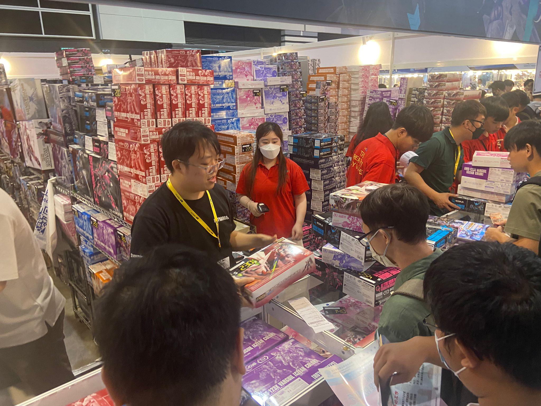 展內人來人往,到處可見盛裝打扮的Cosplayer,吸引不少動漫迷到場拍照 (曾港深攝)