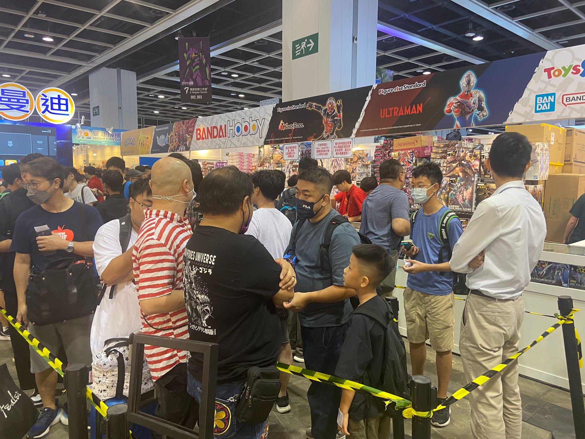 展內人來人往,到處可見盛裝打扮的Cosplayer,吸引不少動漫迷到場拍照 (曾港深攝)