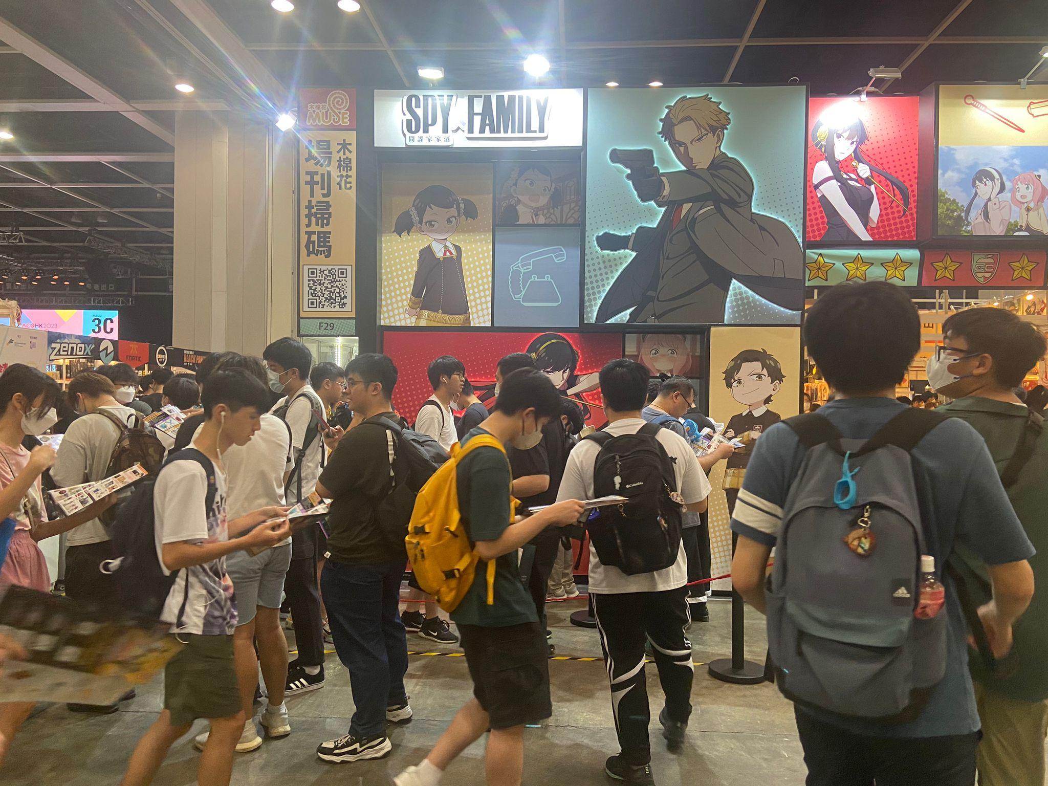 展內人來人往,到處可見盛裝打扮的Cosplayer,吸引不少動漫迷到場拍照 (曾港深攝)