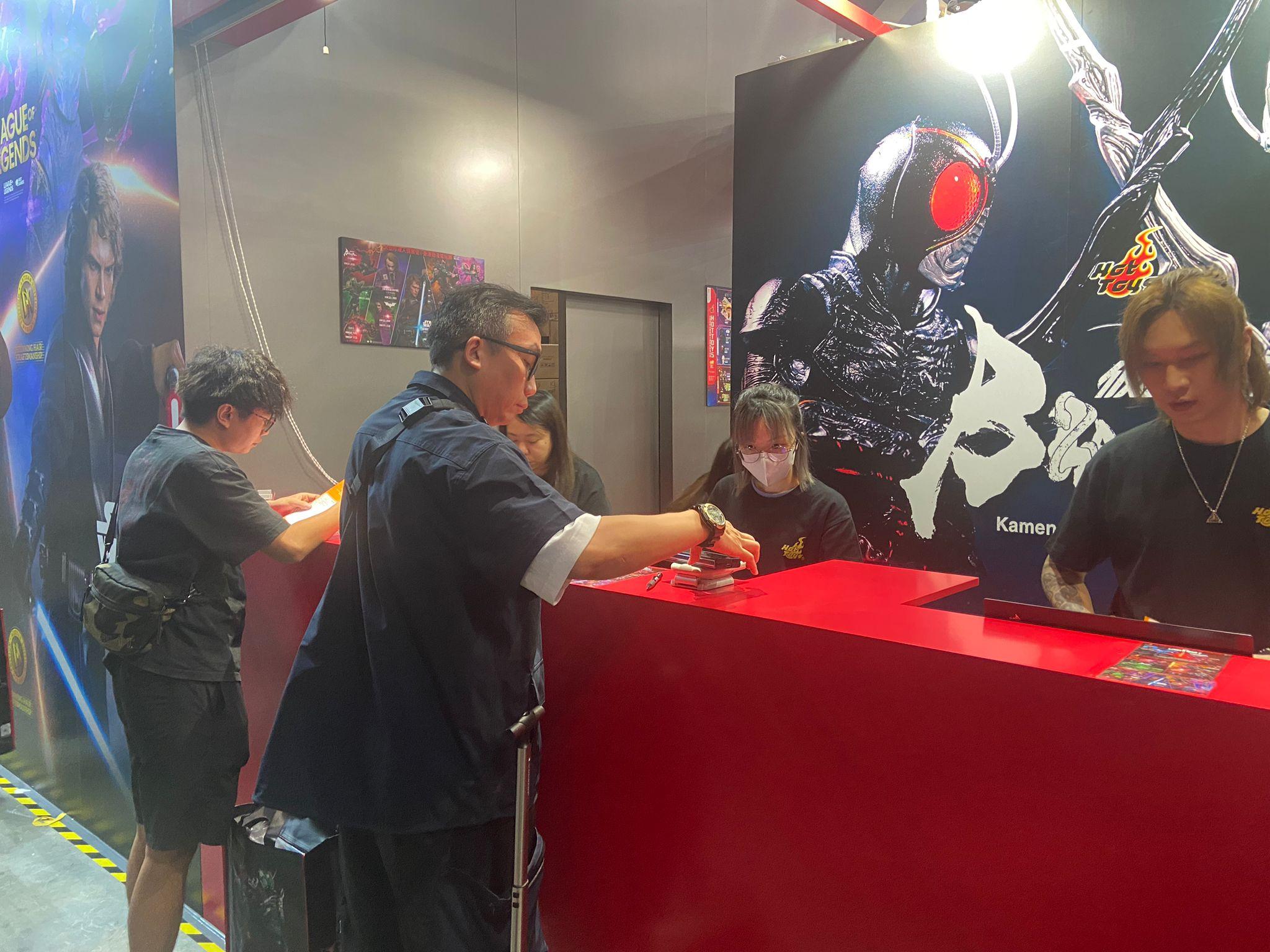 展內人來人往,到處可見盛裝打扮的Cosplayer,吸引不少動漫迷到場拍照 (曾港深攝)