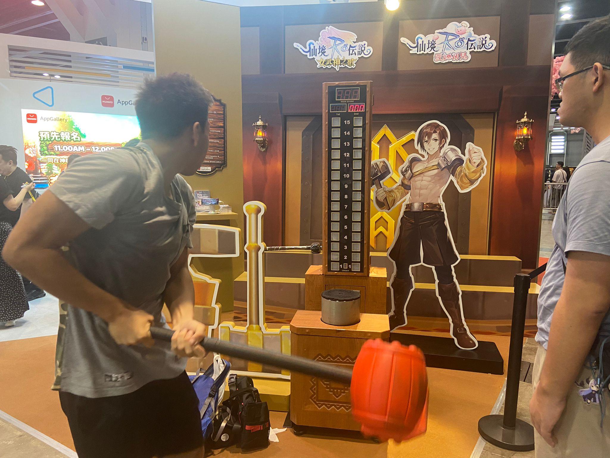 展內人來人往,到處可見盛裝打扮的Cosplayer,吸引不少動漫迷到場拍照 (曾港深攝)