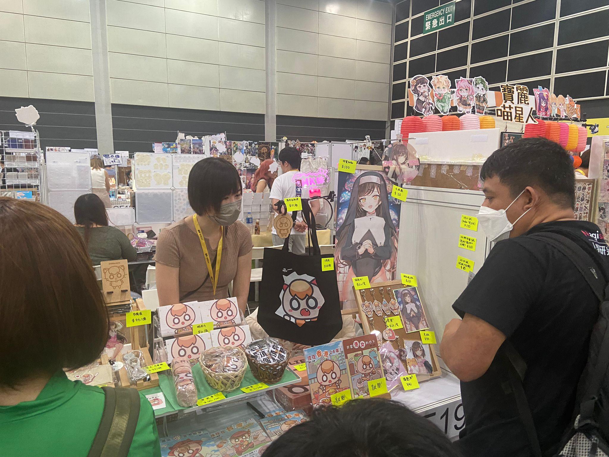 展內人來人往,到處可見盛裝打扮的Cosplayer,吸引不少動漫迷到場拍照 (曾港深攝)