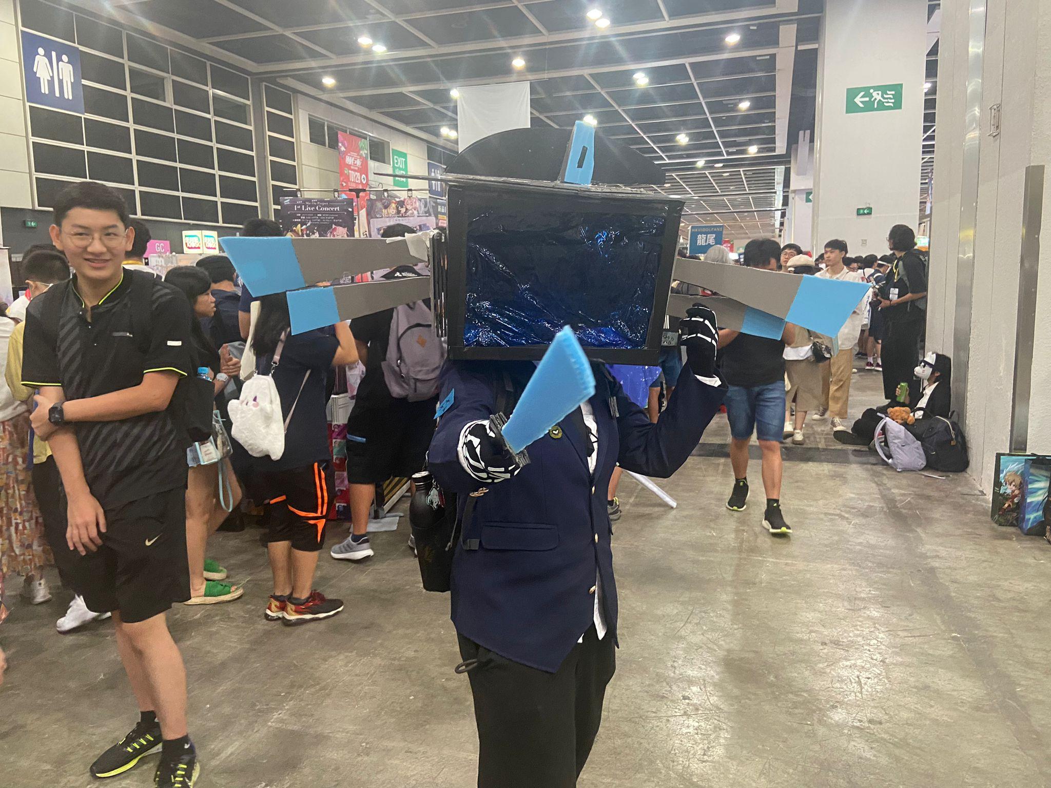 展內人來人往,到處可見盛裝打扮的Cosplayer,吸引不少動漫迷到場拍照 (曾港深攝)