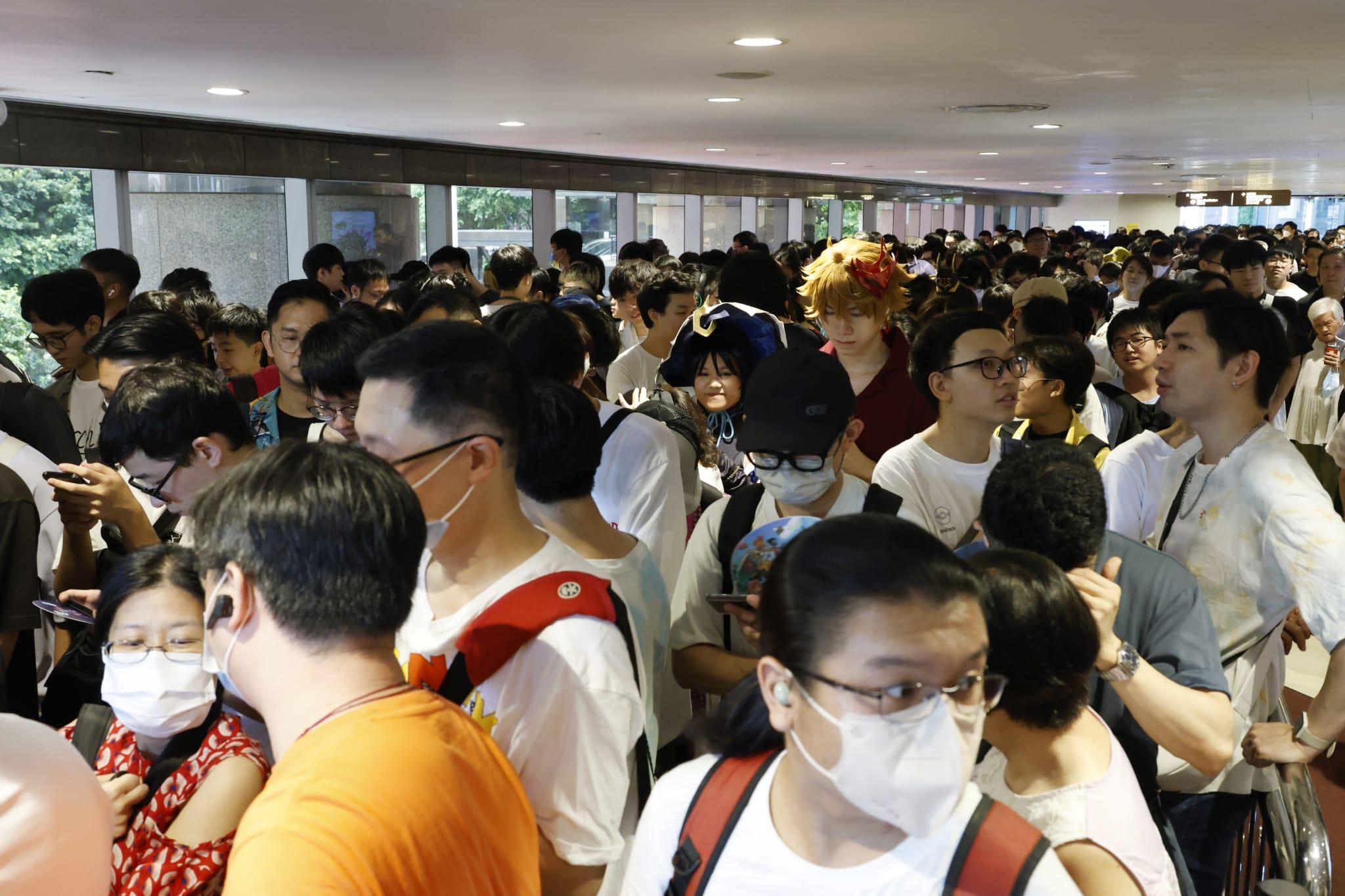 動漫節2023|今早開鑼會展外打蛇餅 有動漫迷提前一晚到場排隊 (林俊源攝)