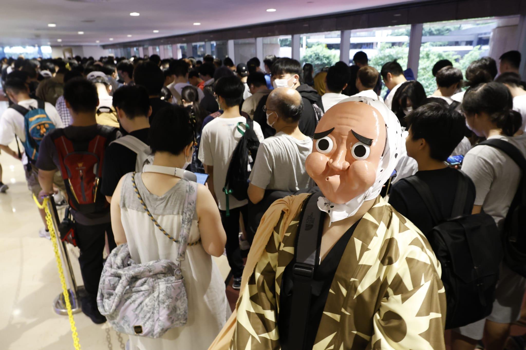 動漫節2023|今早開鑼會展外打蛇餅 有動漫迷提前一晚到場排隊 (林俊源攝)