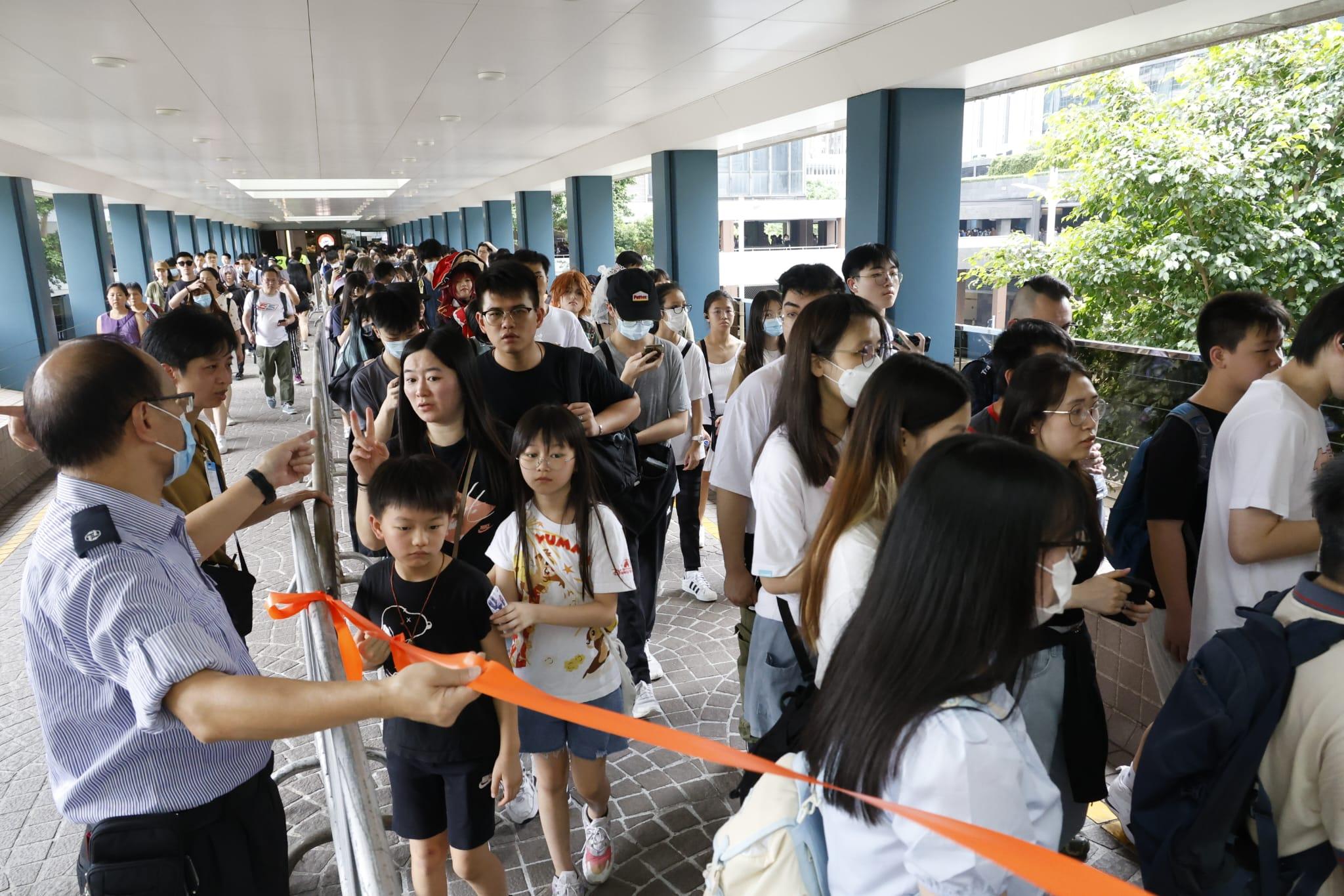 動漫節2023|今早開鑼會展外打蛇餅 有動漫迷提前一晚到場排隊 (林俊源攝)