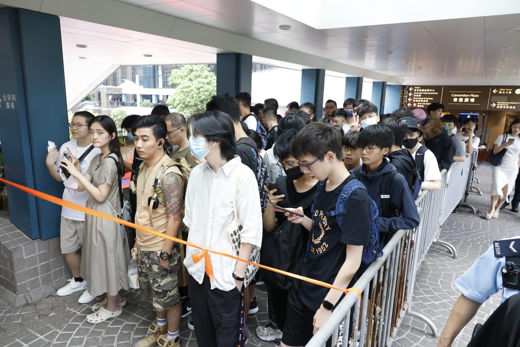 動漫節2023|今早開鑼會展外打蛇餅 有動漫迷提前一晚到場排隊 (林俊源攝)