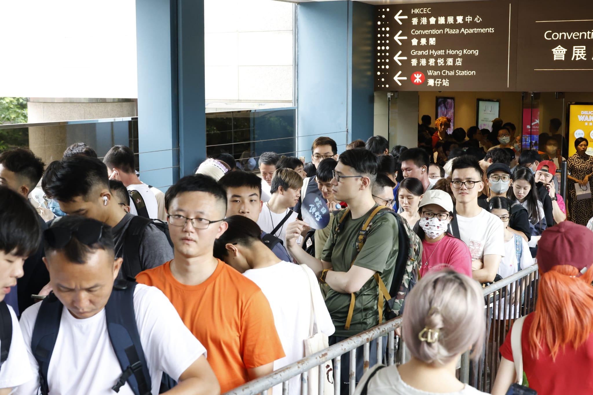 動漫節2023|今早開鑼會展外打蛇餅 有動漫迷提前一晚到場排隊 (林俊源攝)