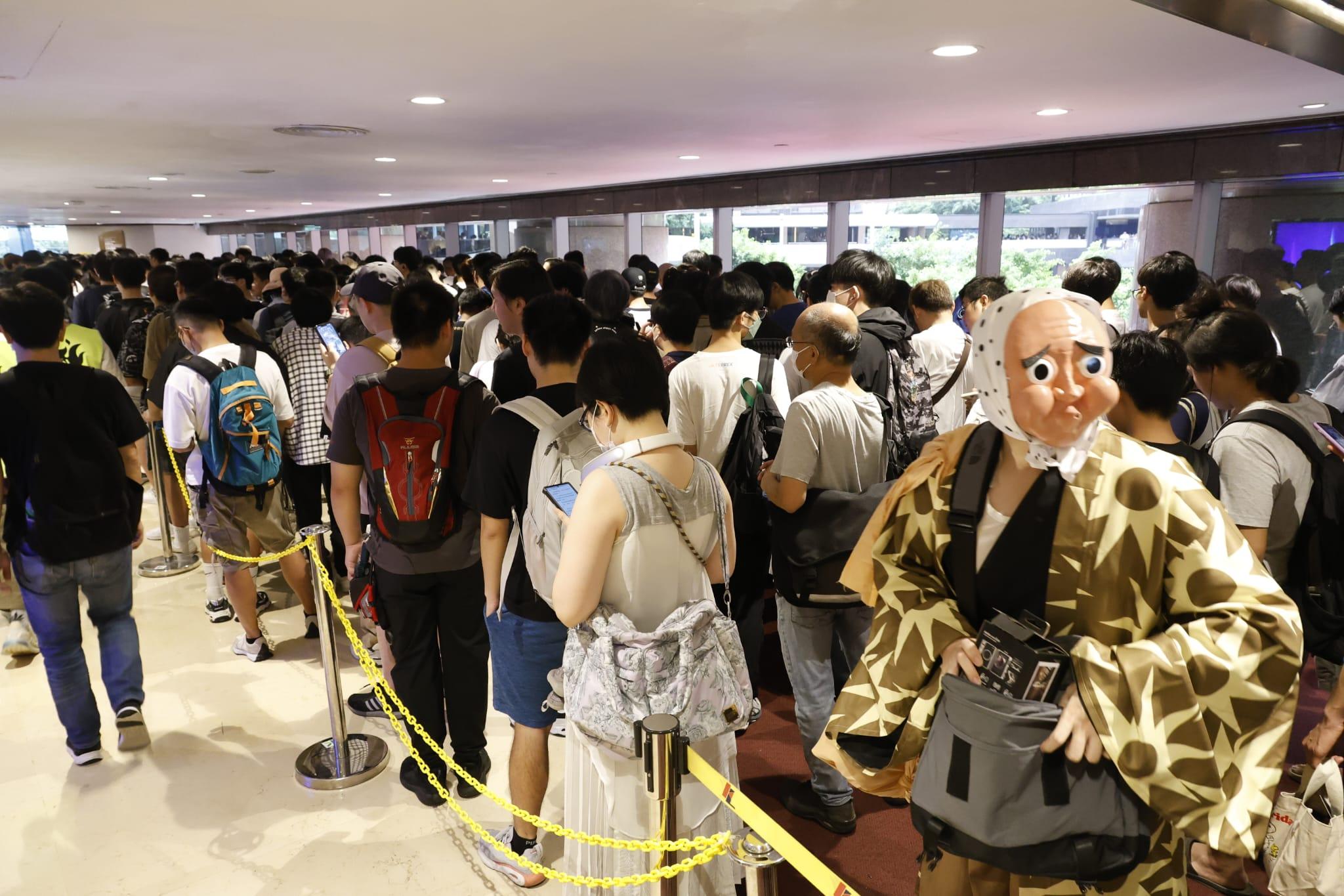 動漫節2023|今早開鑼會展外打蛇餅 有動漫迷提前一晚到場排隊 (林俊源攝)