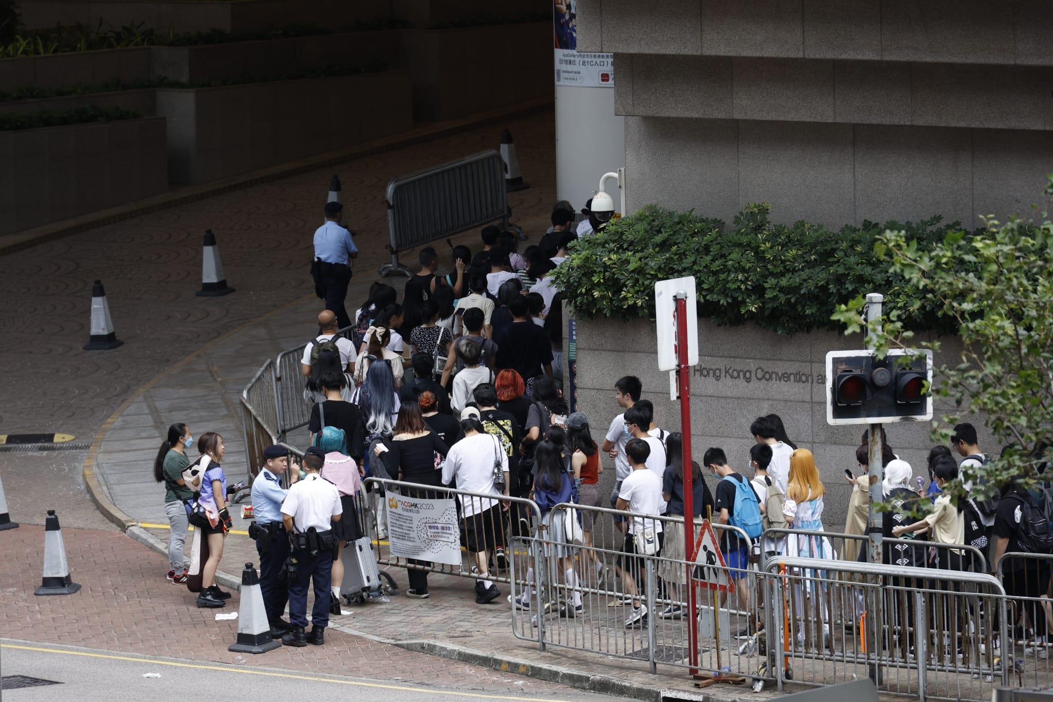 動漫節2023|今早開鑼會展外打蛇餅 有動漫迷提前一晚到場排隊 (林俊源攝)