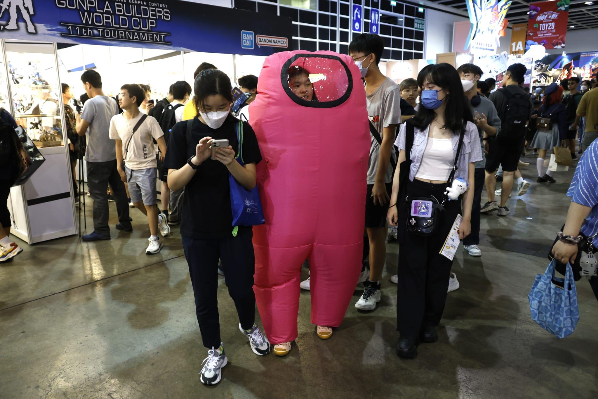 展內人來人往,到處可見盛裝打扮的Cosplayer,吸引不少動漫迷到場拍照 (林俊源攝)