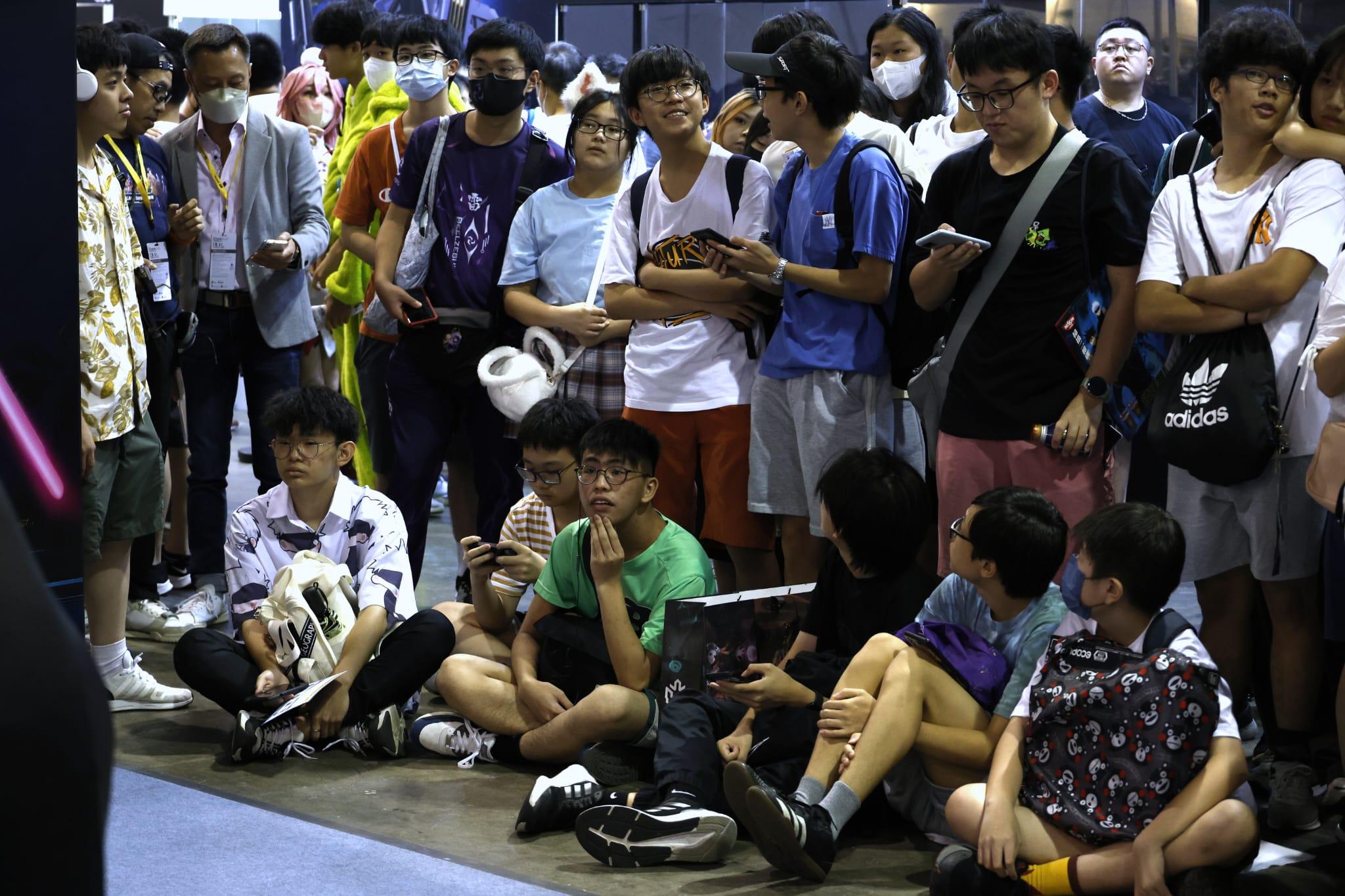 展內人來人往,到處可見盛裝打扮的Cosplayer,吸引不少動漫迷到場拍照 (林俊源攝)