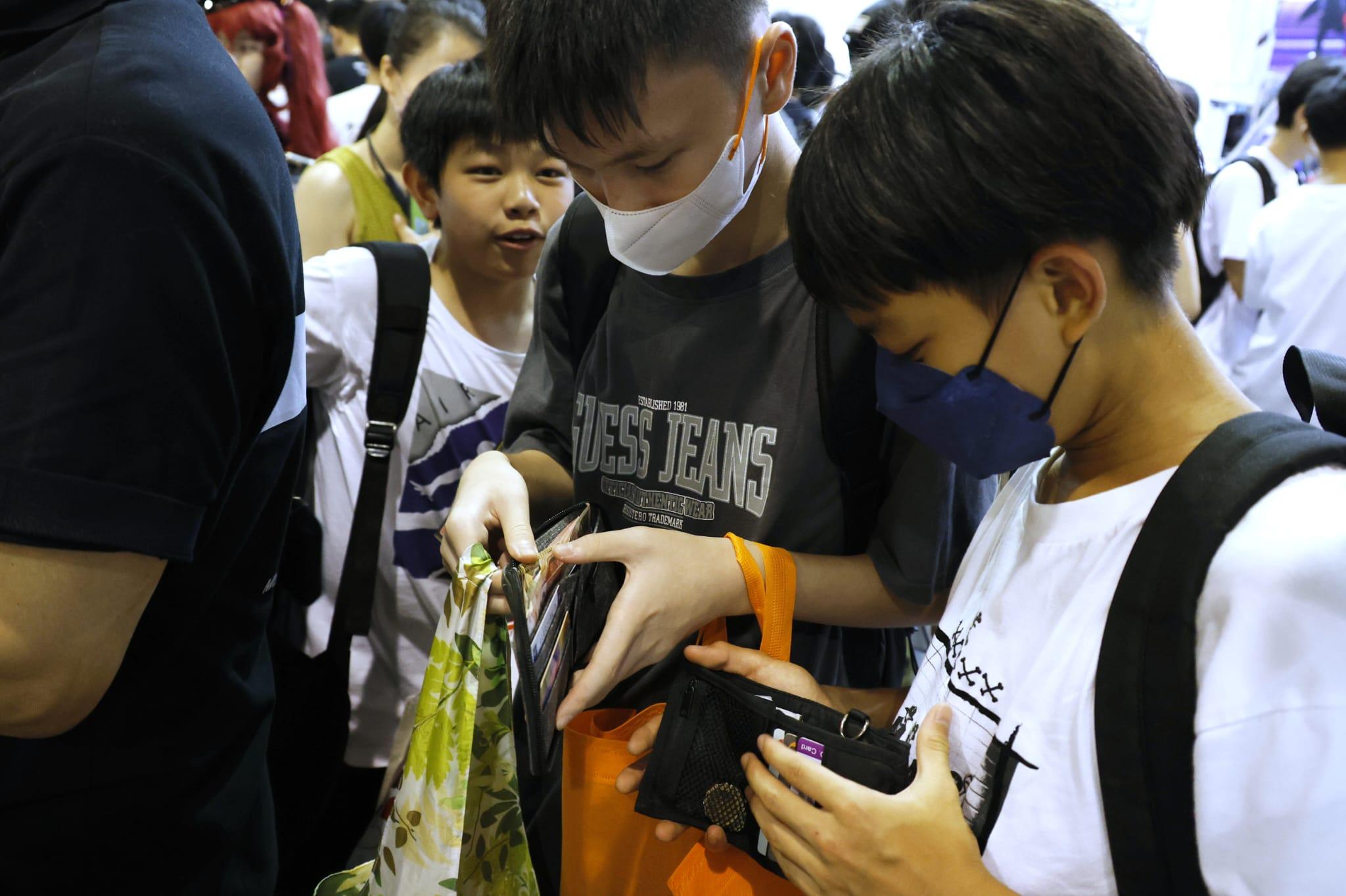 展內人來人往,到處可見盛裝打扮的Cosplayer,吸引不少動漫迷到場拍照 (林俊源攝)