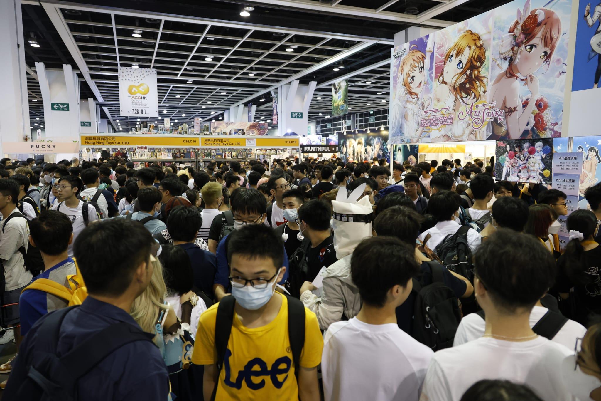 展內人來人往,到處可見盛裝打扮的Cosplayer,吸引不少動漫迷到場拍照 (林俊源攝)