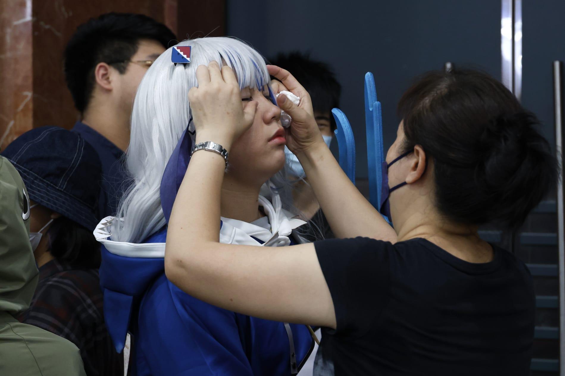 展內人來人往,到處可見盛裝打扮的Cosplayer,吸引不少動漫迷到場拍照 (林俊源攝)