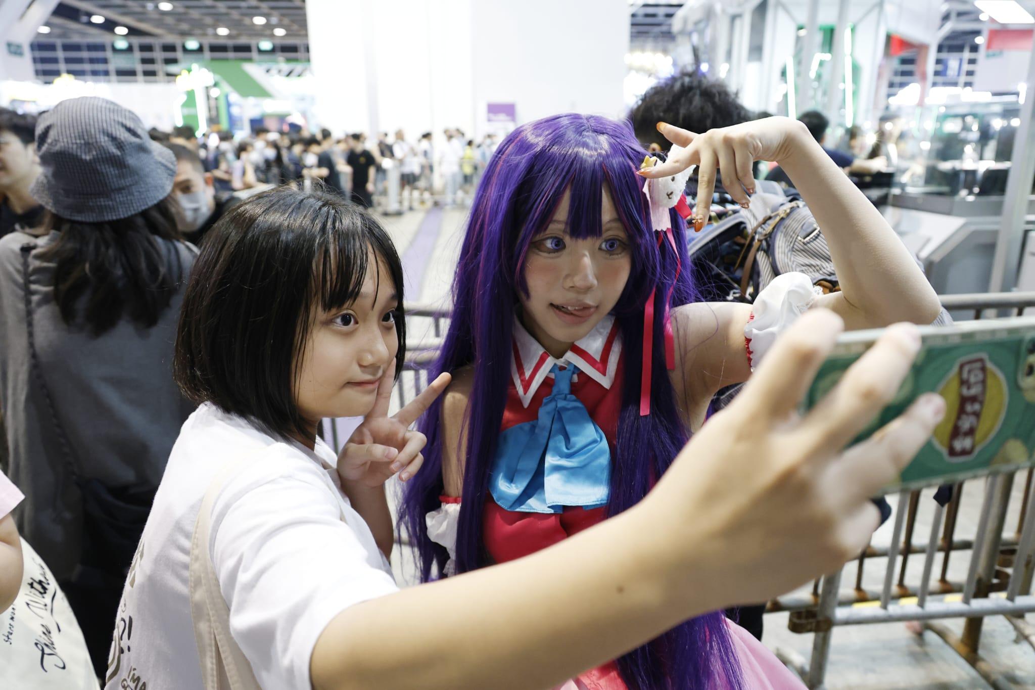 展內人來人往,到處可見盛裝打扮的Cosplayer,吸引不少動漫迷到場拍照 (林俊源攝)