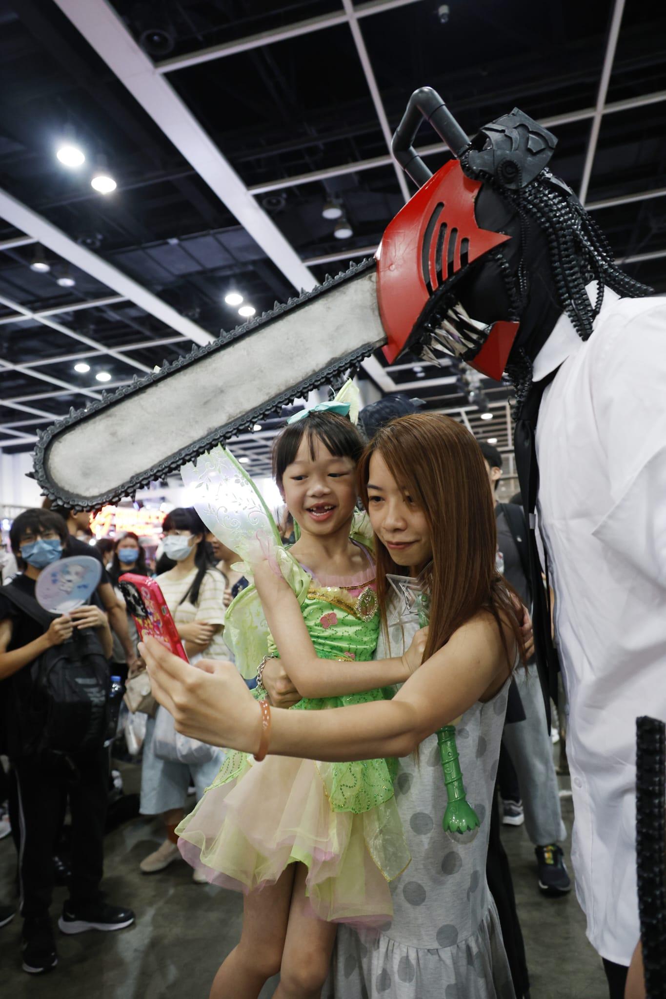 展內人來人往,到處可見盛裝打扮的Cosplayer,吸引不少動漫迷到場拍照 (林俊源攝)