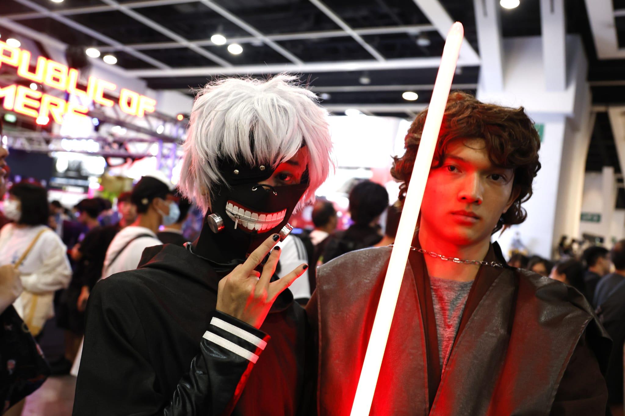 展內人來人往,到處可見盛裝打扮的Cosplayer,吸引不少動漫迷到場拍照 (林俊源攝)