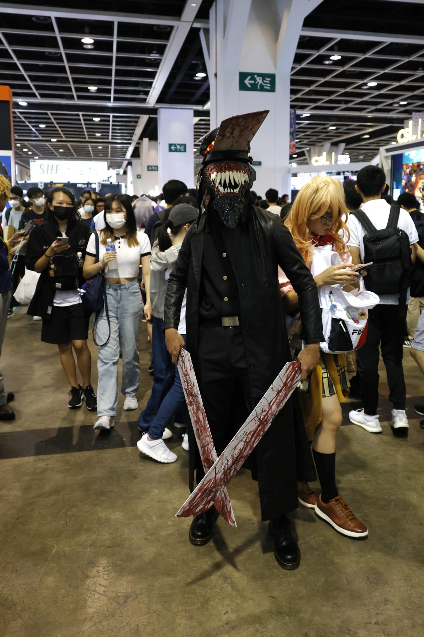 展內人來人往,到處可見盛裝打扮的Cosplayer,吸引不少動漫迷到場拍照 (林俊源攝)