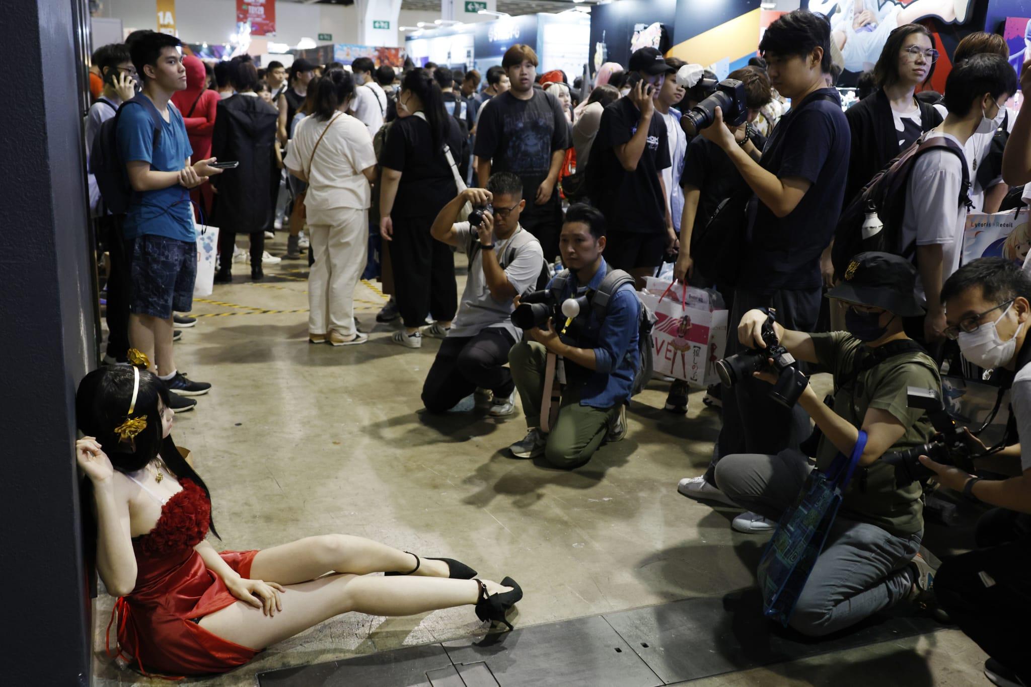 展內人來人往,到處可見盛裝打扮的Cosplayer,吸引不少動漫迷到場拍照 (林俊源攝)