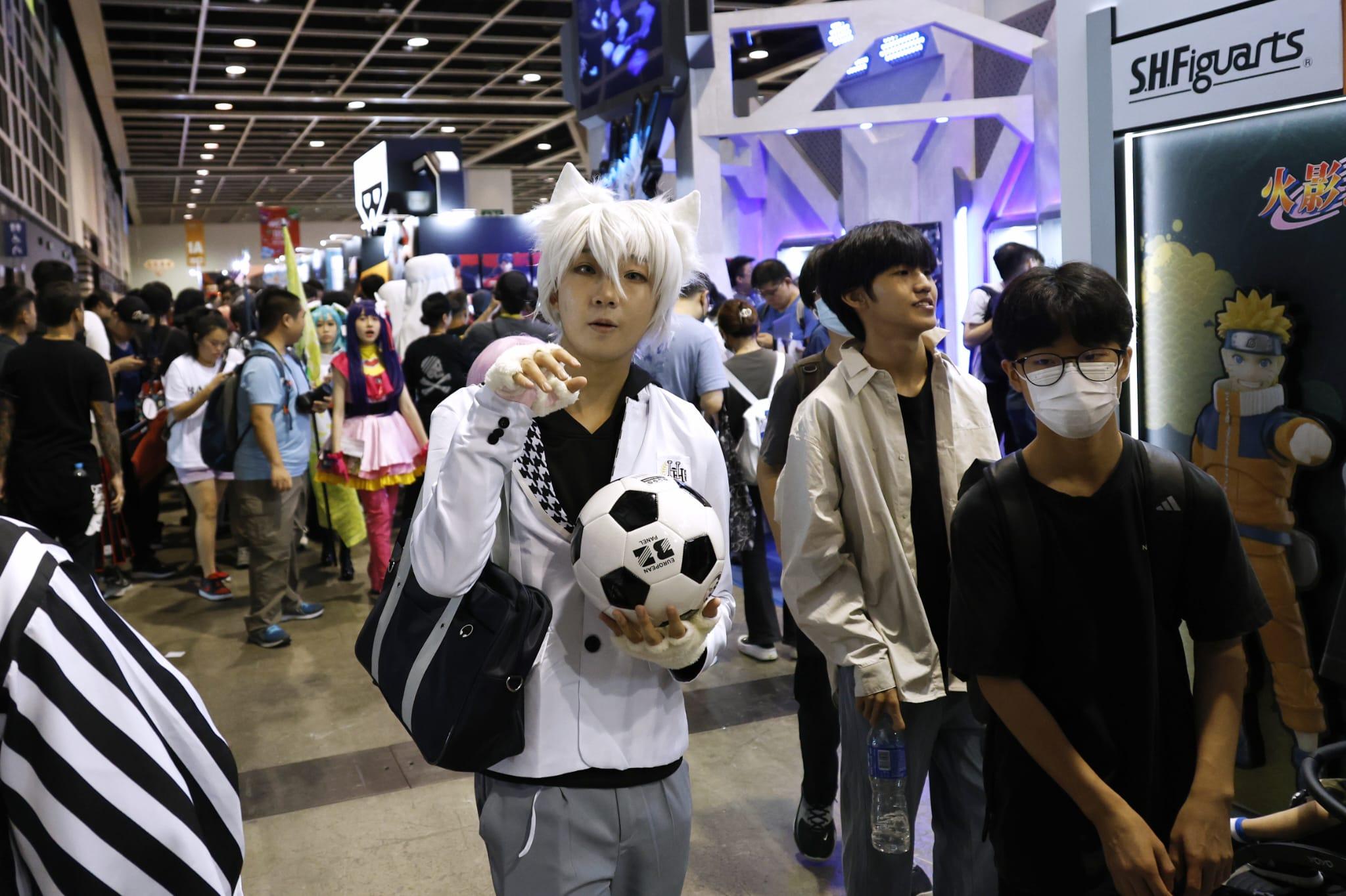 展內人來人往,到處可見盛裝打扮的Cosplayer,吸引不少動漫迷到場拍照 (林俊源攝)