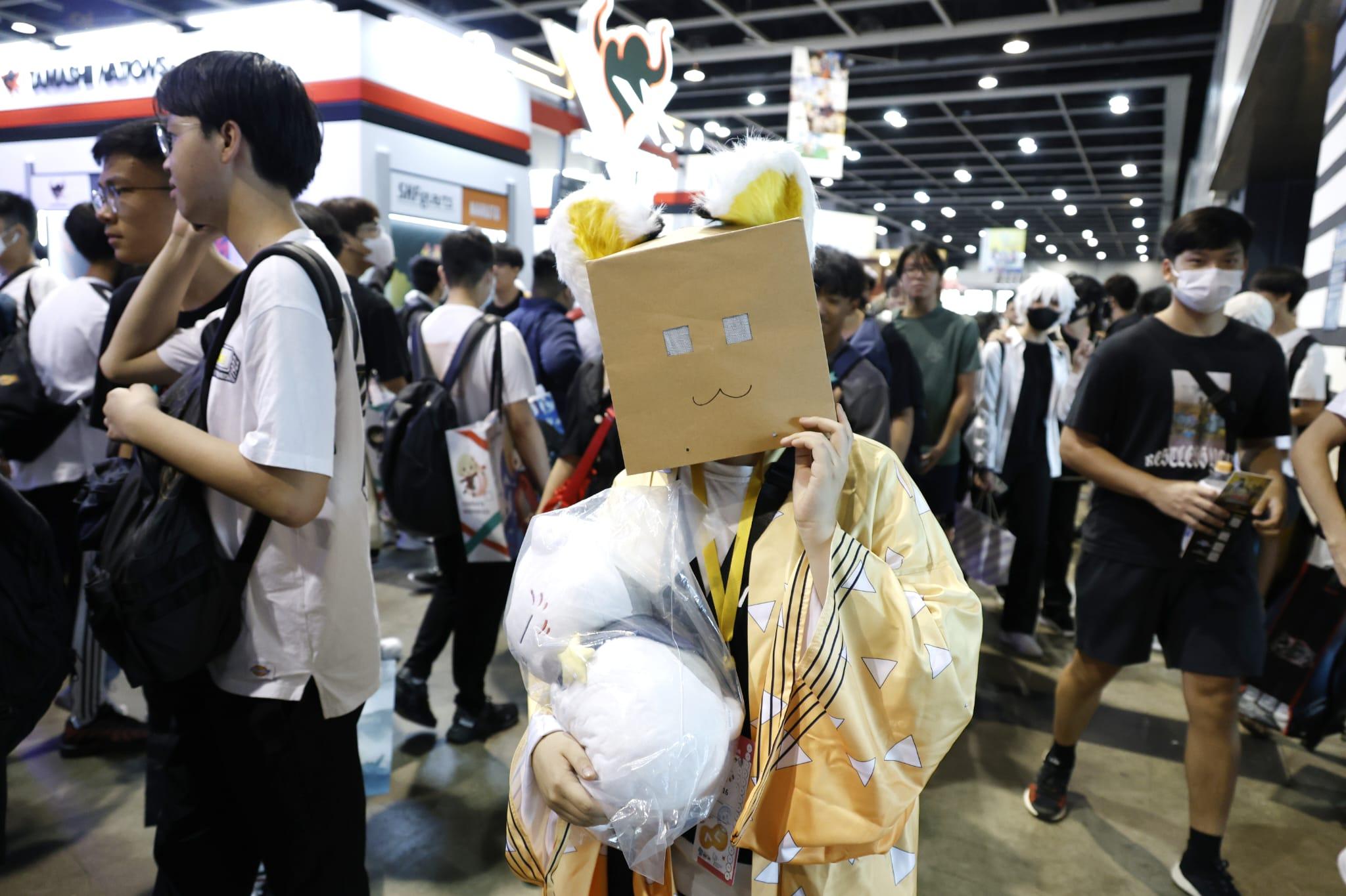 展內人來人往,到處可見盛裝打扮的Cosplayer,吸引不少動漫迷到場拍照 (林俊源攝)