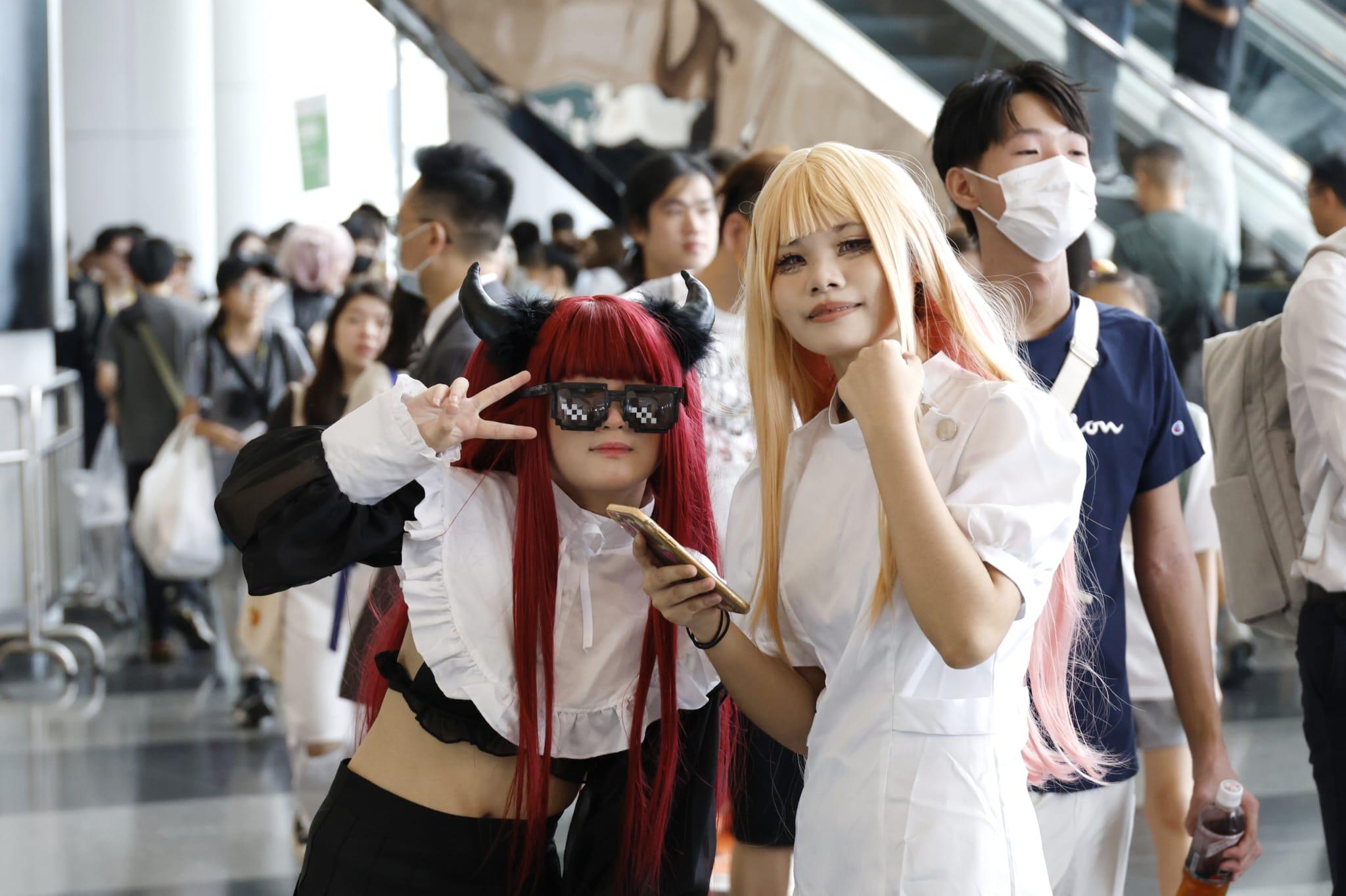 展內人來人往,到處可見盛裝打扮的Cosplayer,吸引不少動漫迷到場拍照 (林俊源攝)