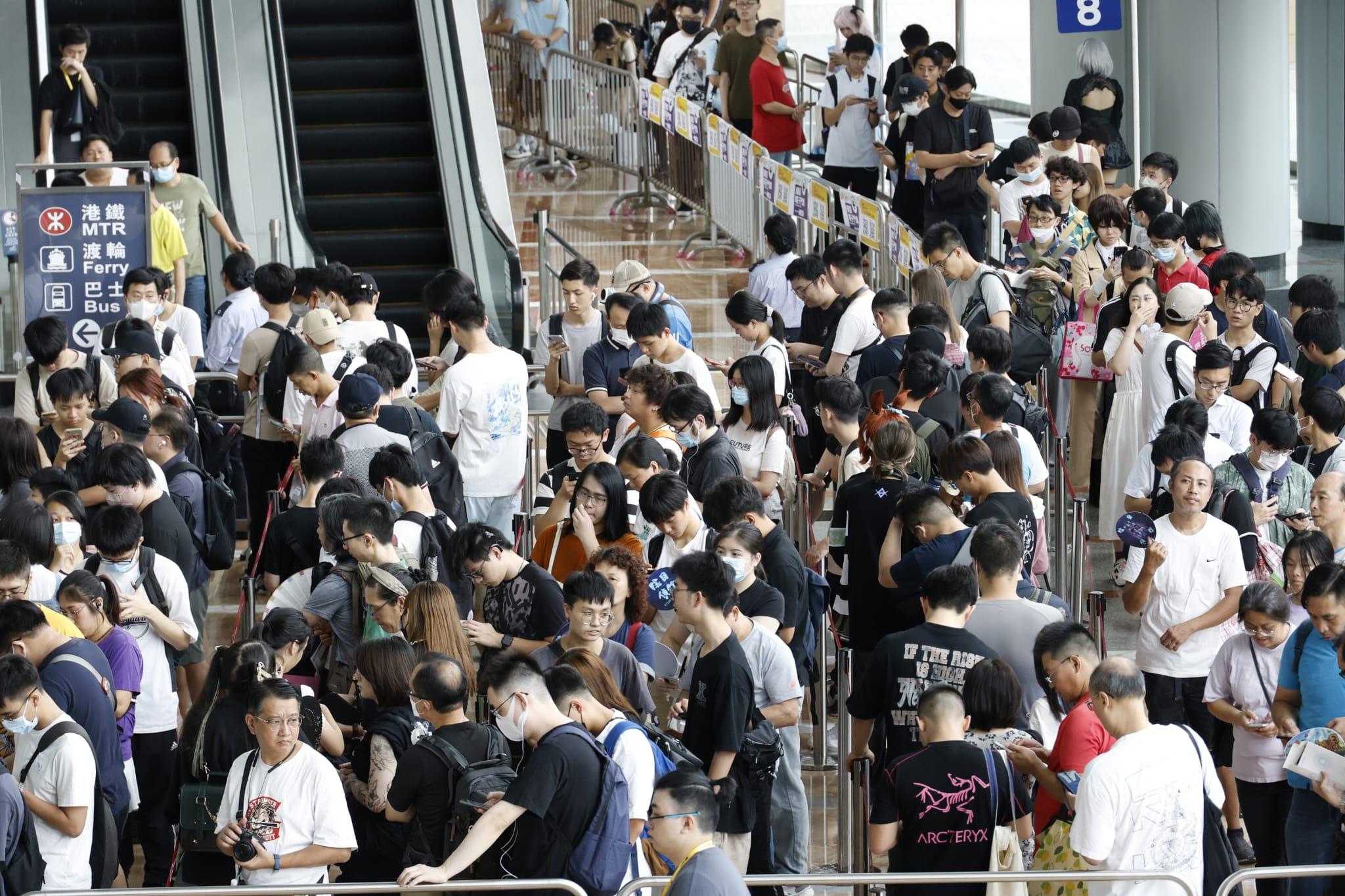 展內人來人往,到處可見盛裝打扮的Cosplayer,吸引不少動漫迷到場拍照 (林俊源攝)