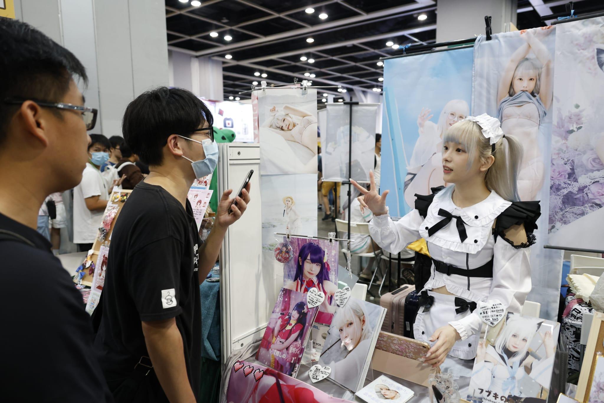 展內人來人往,到處可見盛裝打扮的Cosplayer,吸引不少動漫迷到場拍照 (林俊源攝)