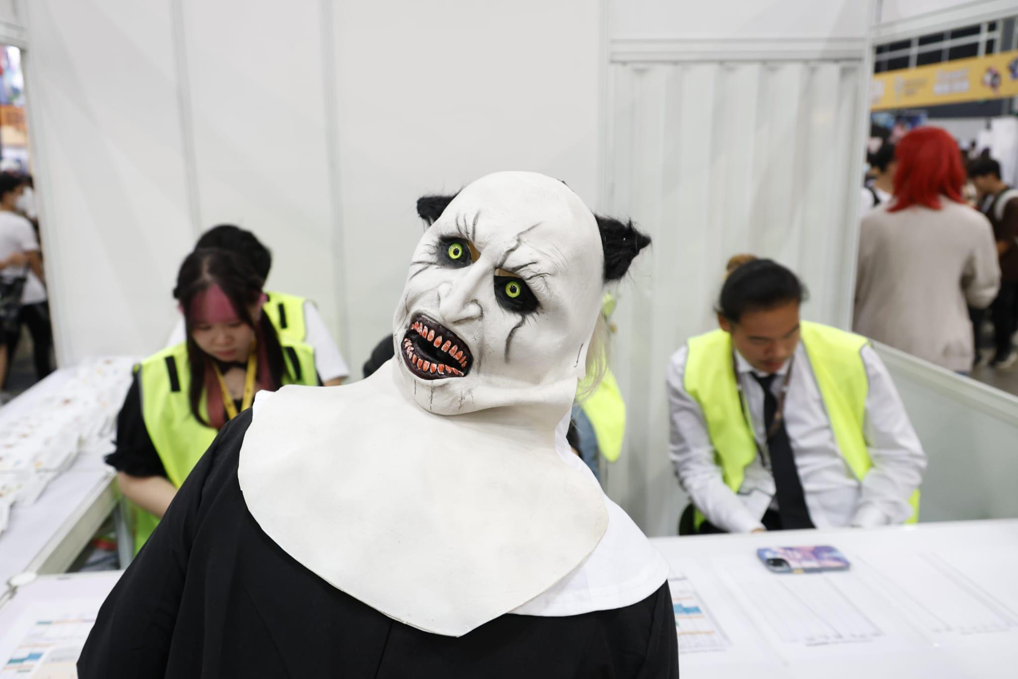 展內人來人往,到處可見盛裝打扮的Cosplayer,吸引不少動漫迷到場拍照 (林俊源攝)