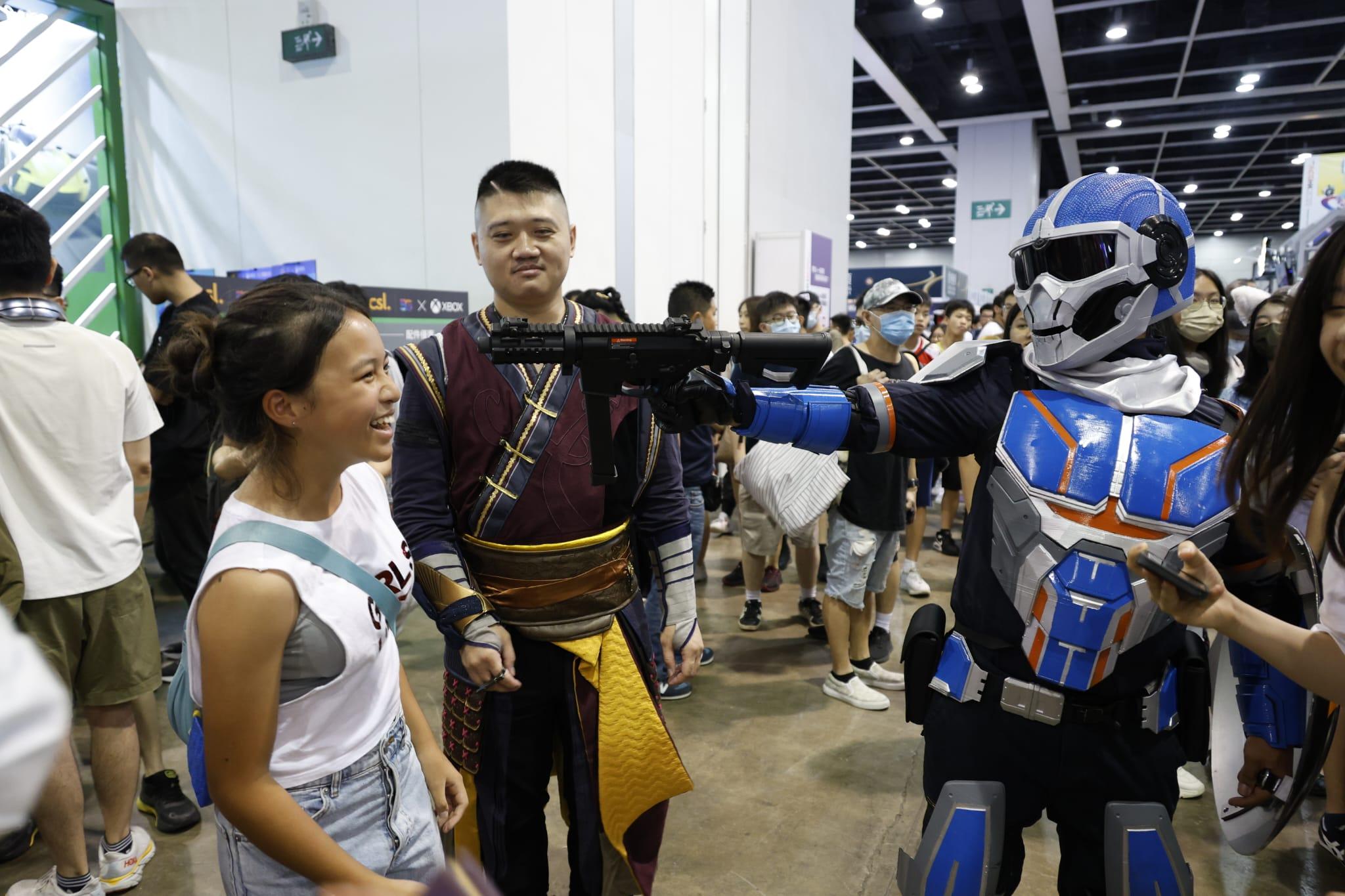 展內人來人往,到處可見盛裝打扮的Cosplayer,吸引不少動漫迷到場拍照 (林俊源攝)