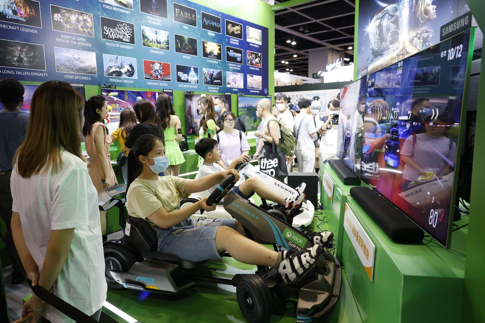 展內人來人往,到處可見盛裝打扮的Cosplayer,吸引不少動漫迷到場拍照 (林俊源攝)