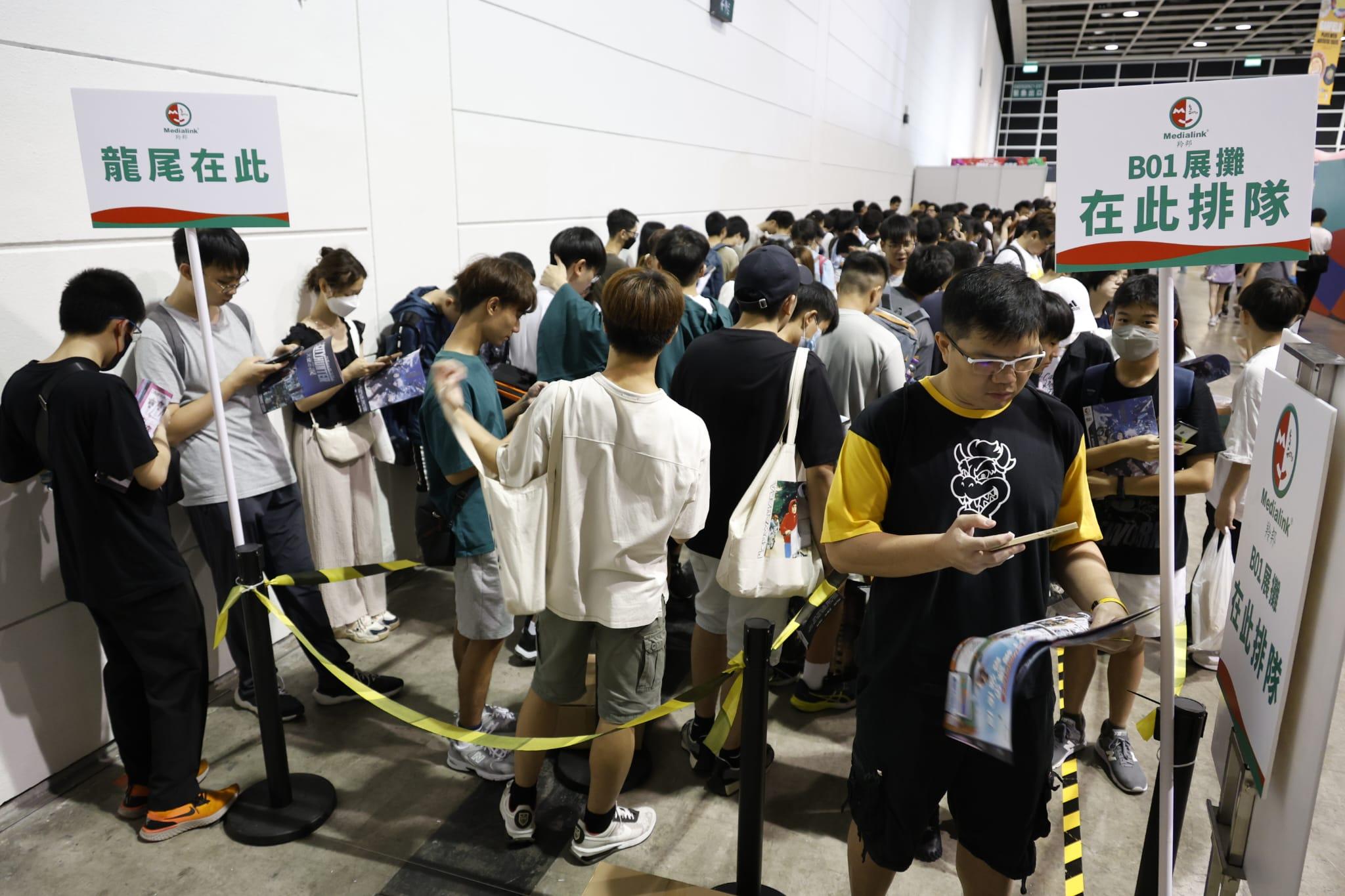 展內人來人往,到處可見盛裝打扮的Cosplayer,吸引不少動漫迷到場拍照 (林俊源攝)