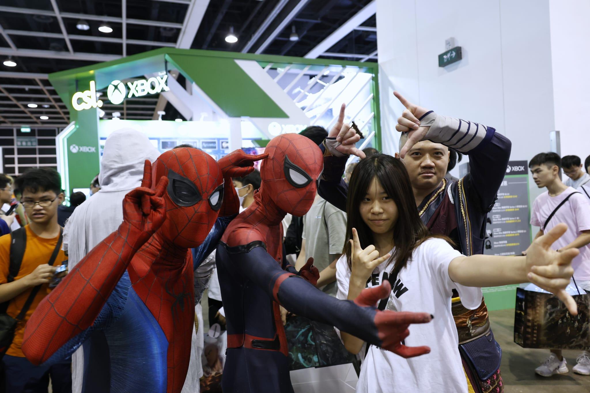 展內人來人往,到處可見盛裝打扮的Cosplayer,吸引不少動漫迷到場拍照 (林俊源攝)