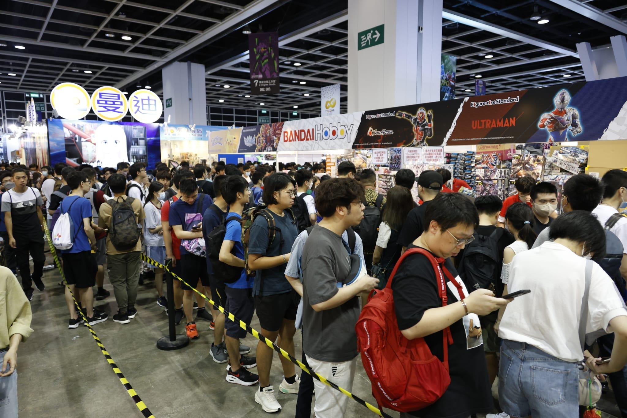 展內人來人往,到處可見盛裝打扮的Cosplayer,吸引不少動漫迷到場拍照 (林俊源攝)