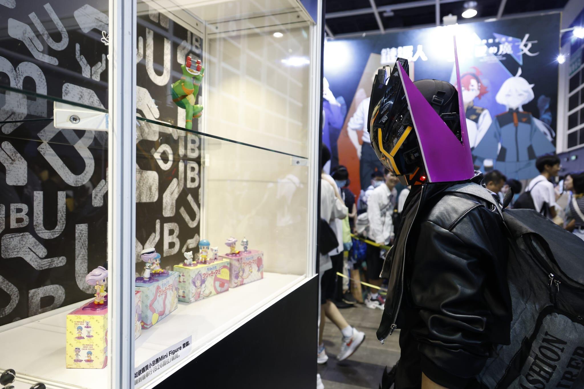 展內人來人往,到處可見盛裝打扮的Cosplayer,吸引不少動漫迷到場拍照 (林俊源攝)