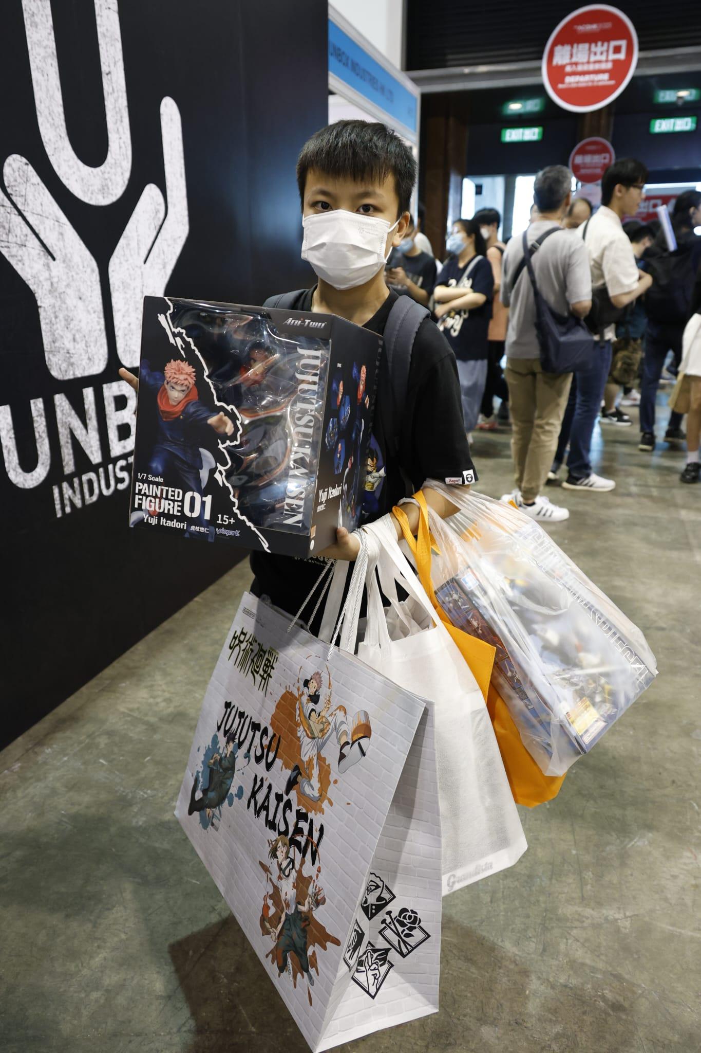 展內人來人往,到處可見盛裝打扮的Cosplayer,吸引不少動漫迷到場拍照 (林俊源攝)