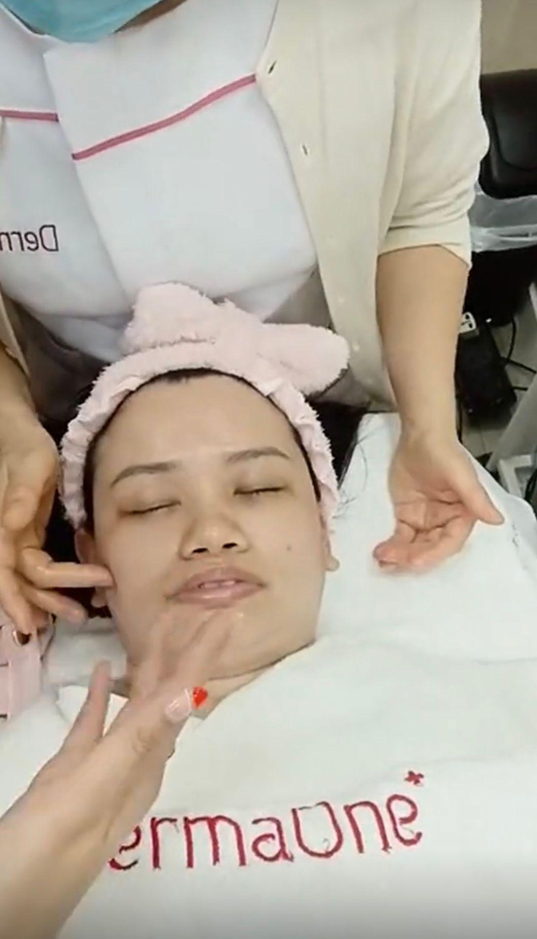 薛影儀日前開直播,接受日本筋膜小顏術之初體驗。