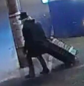 北海道酒店無頭命案|案發當日閉路電視拍到一名神秘人帶著行李箱離開。(互聯網)