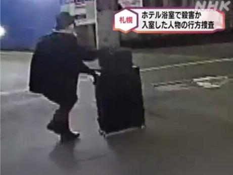 北海道酒店無頭屍案|案發當日閉路電視拍到一名神秘人帶著行李箱離開。(互聯網)