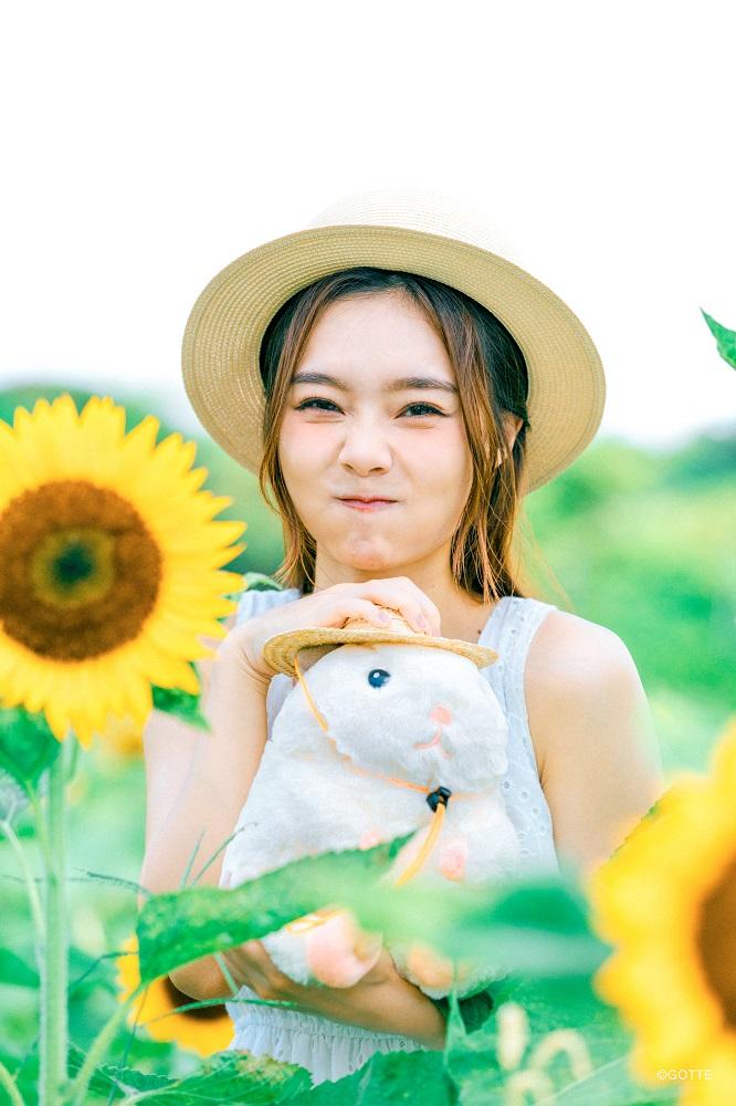 Yoyo獲朗豪坊邀請,日前與日本人氣插畫角色助六一同到元朗向日葵花田拍攝宣傳照,盡顯其大愛萌爆小倉鼠的少女心。