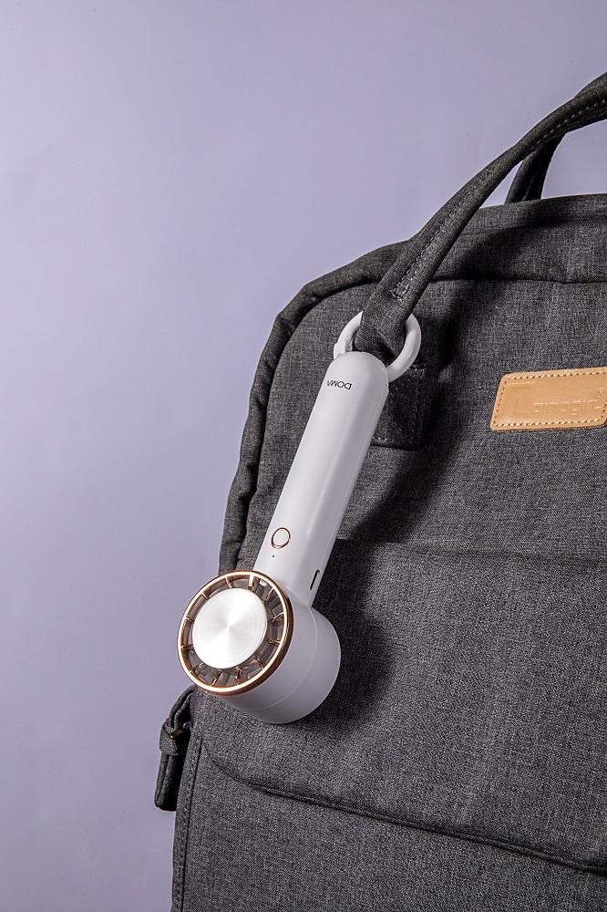 DOMA便攜式可充電風扇迷你輕巧,重量只有140g。