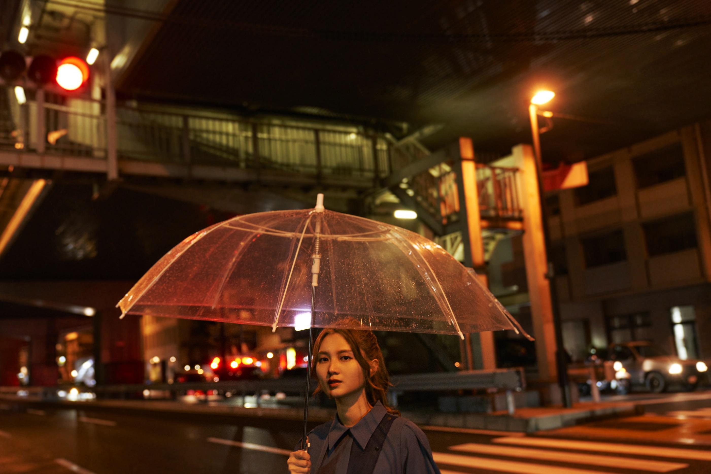 黃妍往日本取景拍新歌MV,並特地找回村上春樹小說《1Q84》裡的地點。