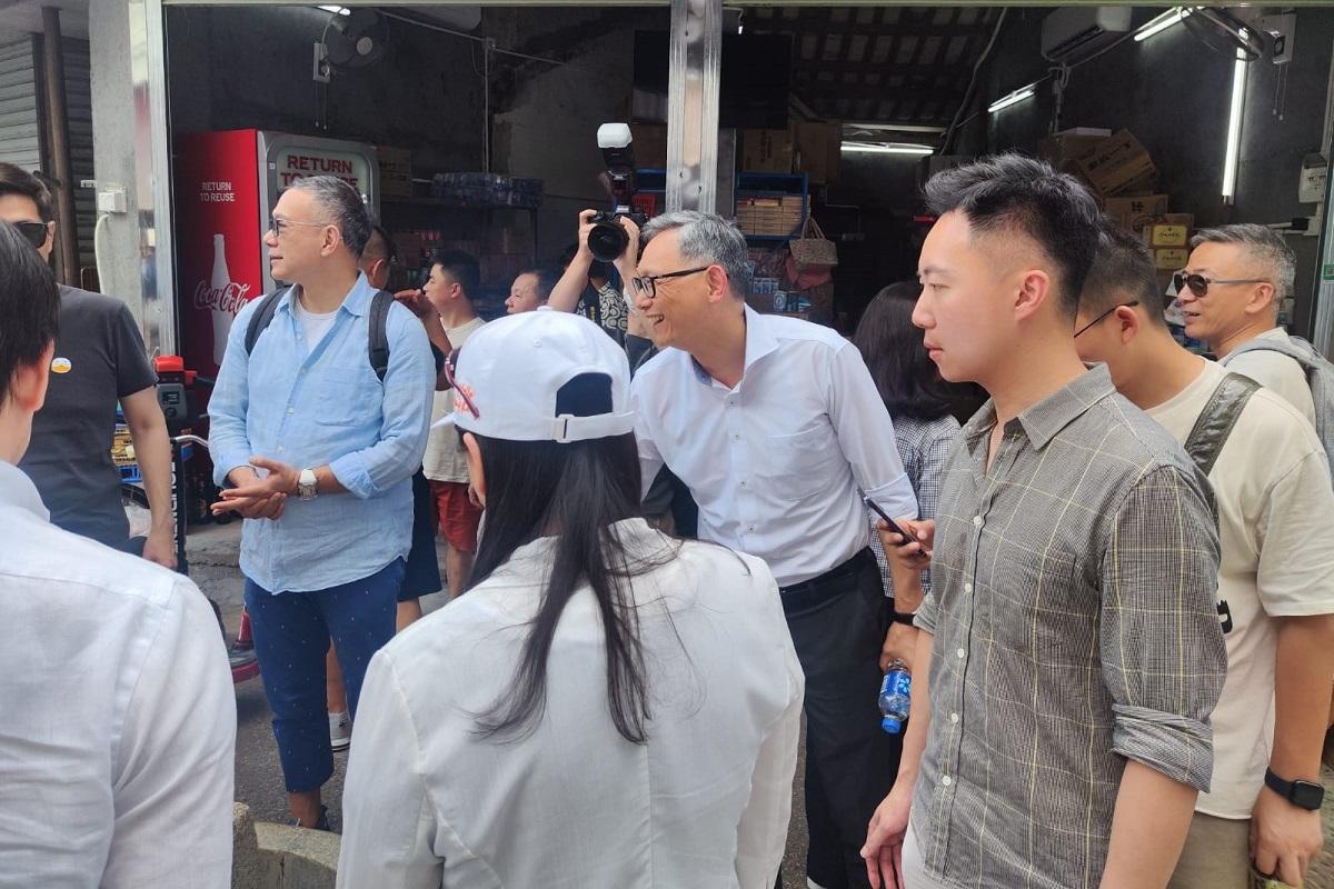 立法會保安事務委員會與卓孝業(右四)視察沙頭角。(李梓敬提供)