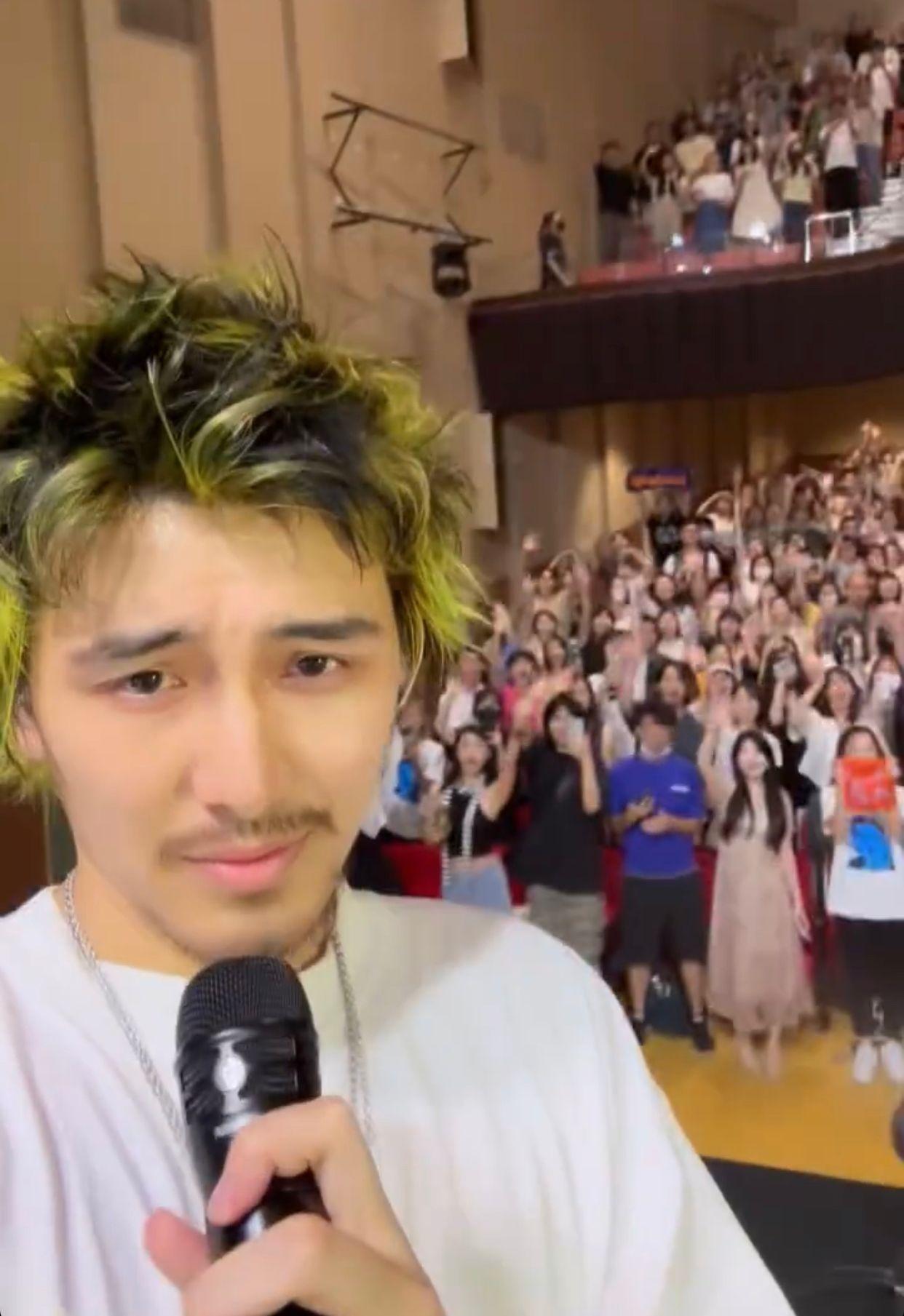 藤井風完場前用手機拍下全場大合唱。